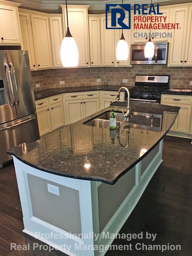 Building Photo - Custom Executive Home with Community Water...