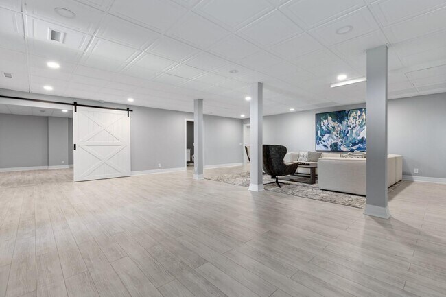 Building Photo - 26 3 Mile Harbor Dr