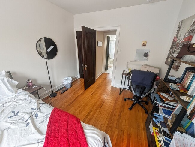 Building Photo - Spacious 1 BR - New Renovation Near the Lake on Quiet Block!