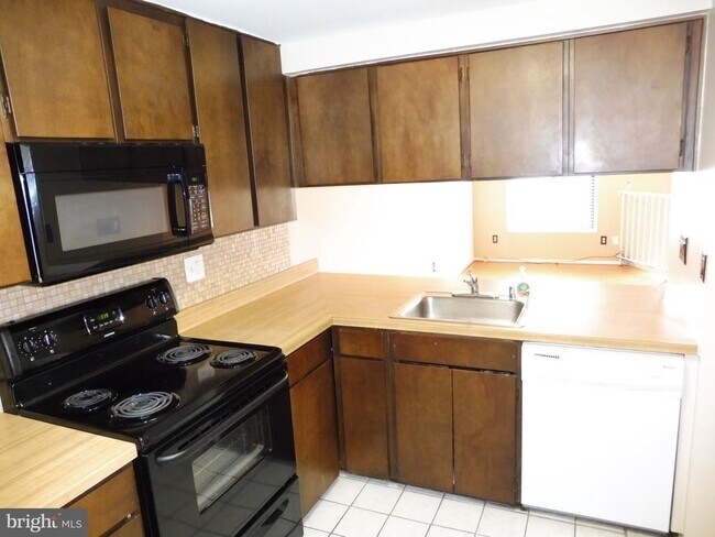 Building Photo - 9633 Brassie Way