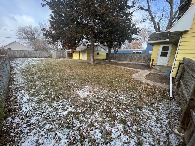 Building Photo - 3 Bed 2 Bath Home with Large Yard and 2-Ca...