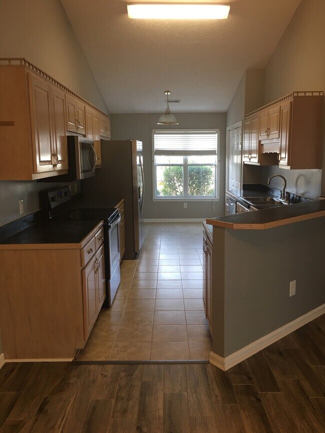 Building Photo - 4 Bedroom 2 Bathroom Home