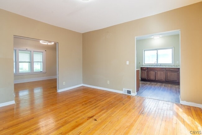 Building Photo - 325 S Midler Ave