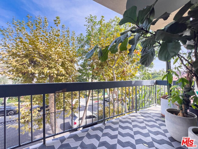 Building Photo - 935 Westbourne Dr