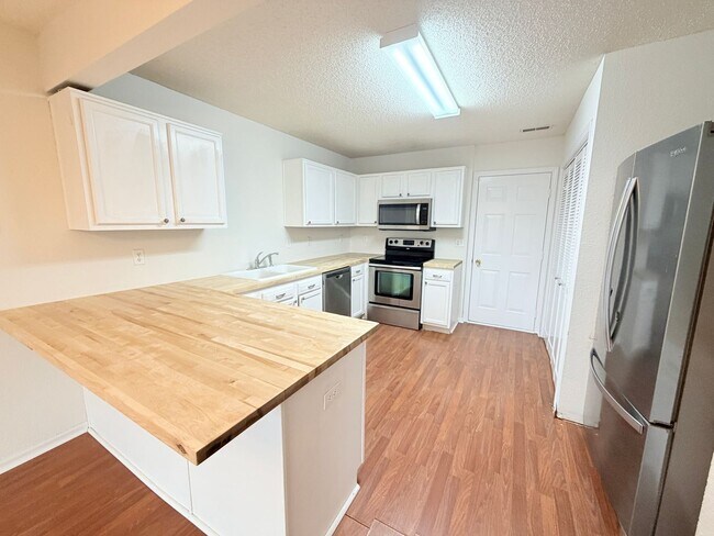 Building Photo - 1555 Blue Brook Way