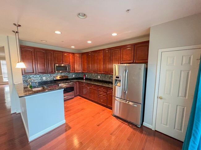 Building Photo - Lavish 3 Bed 2.5 Bath Brick Townhome In Ce...