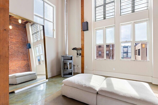 Building Photo - 657 3rd St