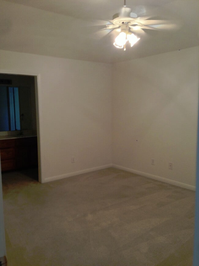 Building Photo - 3BR / 2BA Duplex in Hewitt, Texas | Midway...