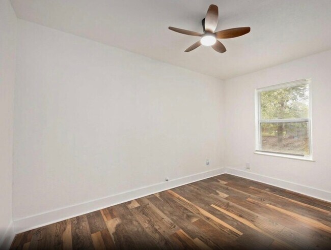 Building Photo - 6043 Lyndhurst Dr