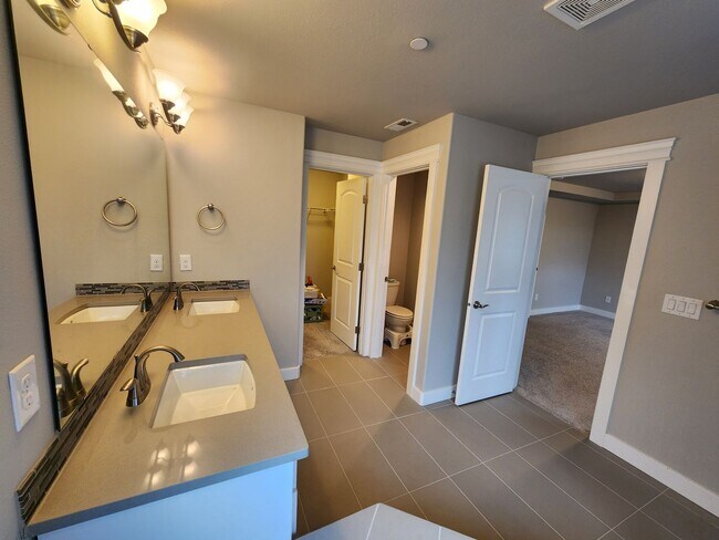 Building Photo - Large Spacious 4 Bed Home