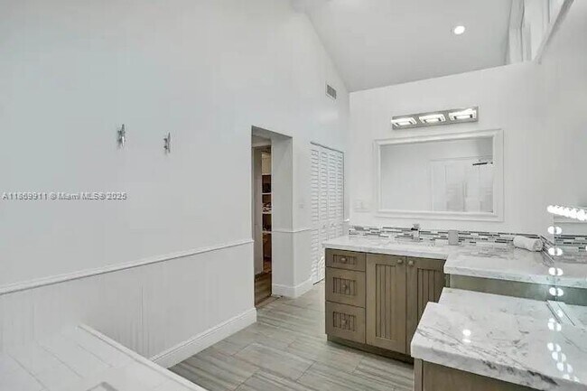 Building Photo - 2120 SW 28th Way