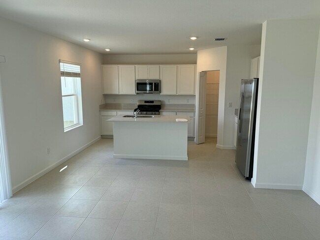 Building Photo - 10856 NW Everbreeze Dr