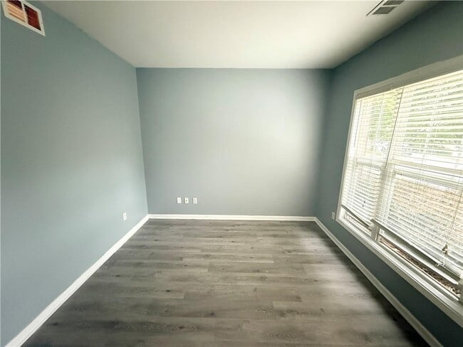 Building Photo - 2443 Walnut Tree Ln