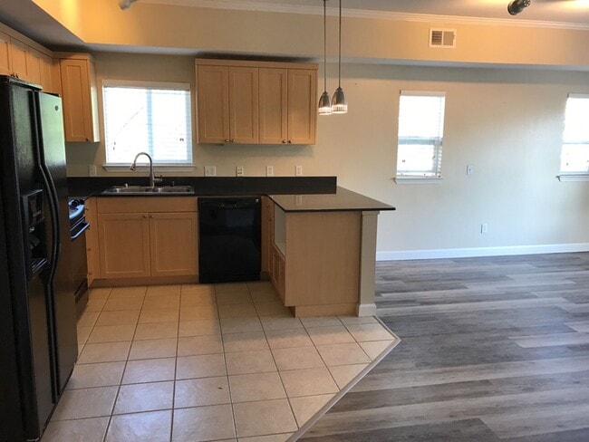 Building Photo - 3 Bedroom 2 bath in Wild Horse with garage