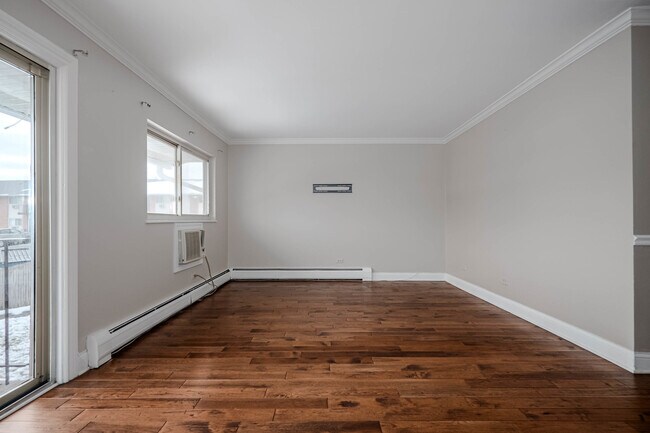 Building Photo - 685 E Fullerton Ave