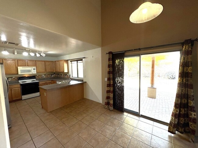 Building Photo - East side beauty 4 bedrooms