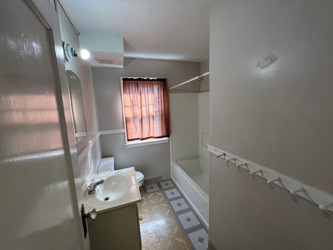Building Photo - Convenient Living Near K-State & Aggieville!