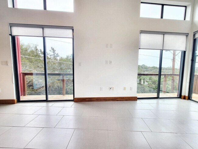 Building Photo - 325 Southwind Rd