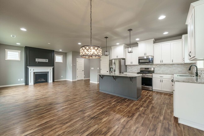 Building Photo - Stunning Salmon Creek Gem for Rent! - 3 Be...