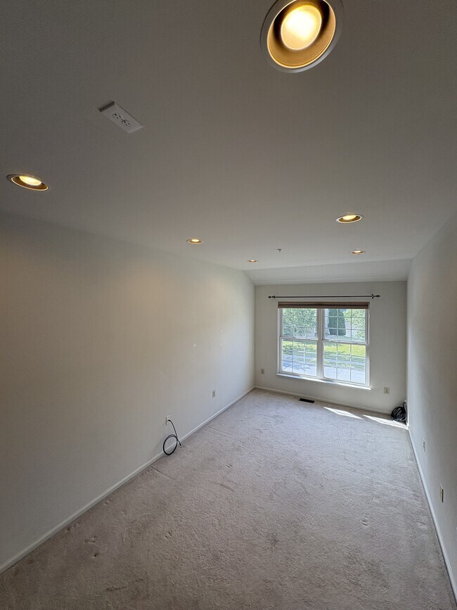 Building Photo - 157 Madison Way