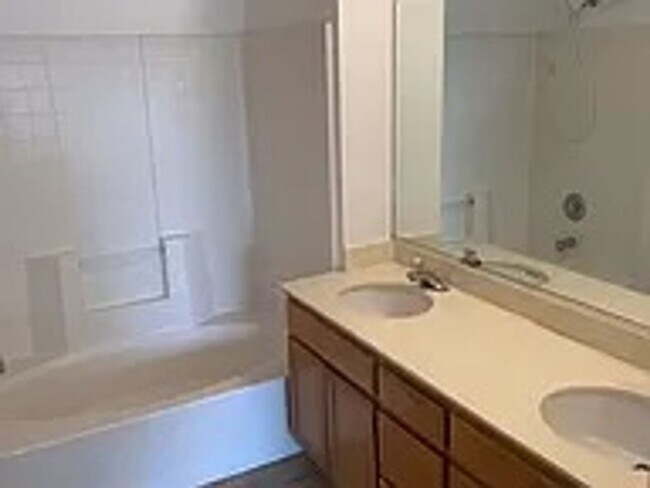 Building Photo - Available 2 bedroom/2 bath condo in a grea...