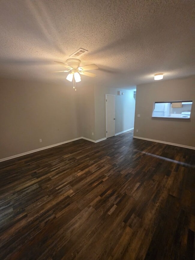 Building Photo - 210 Candlebrook Dr