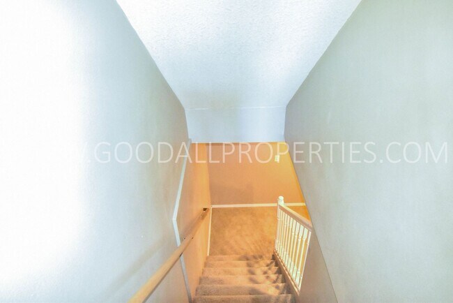 Building Photo - 3 Bedroom Home in West Des Moines