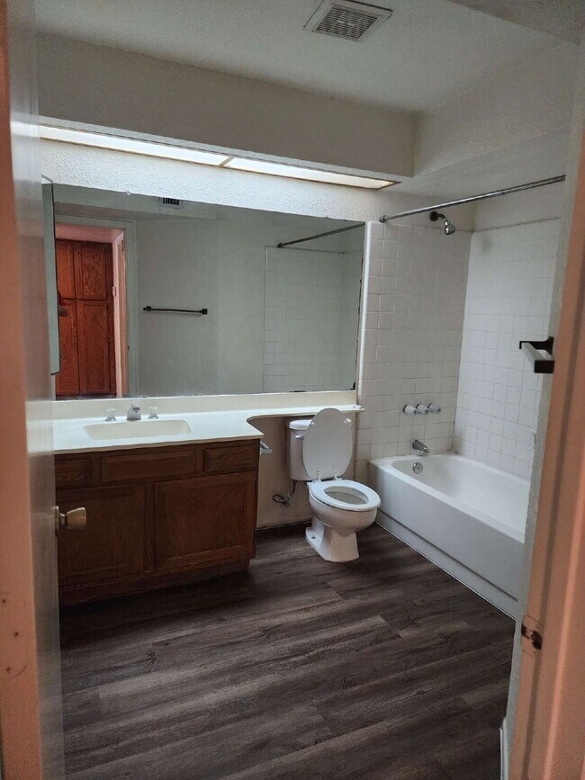 Building Photo - 3 Bedroom 2 Bathroom! $1,895