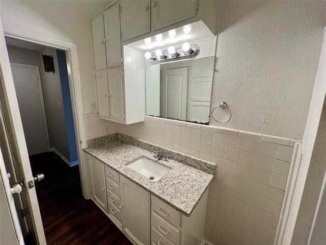 Building Photo - 300 W 4th St