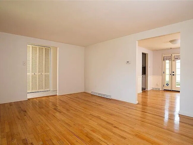 Building Photo - Charming 4-Bed Retreat with Finished Basem...