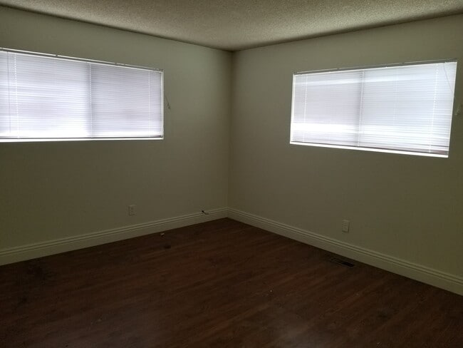 Building Photo - Large 2 Bedroom!