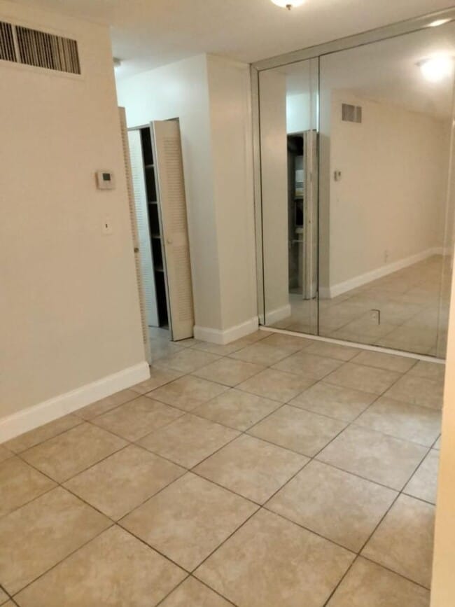 Building Photo - Large 1 Bed 1 Bath in Lauderdale Lakes