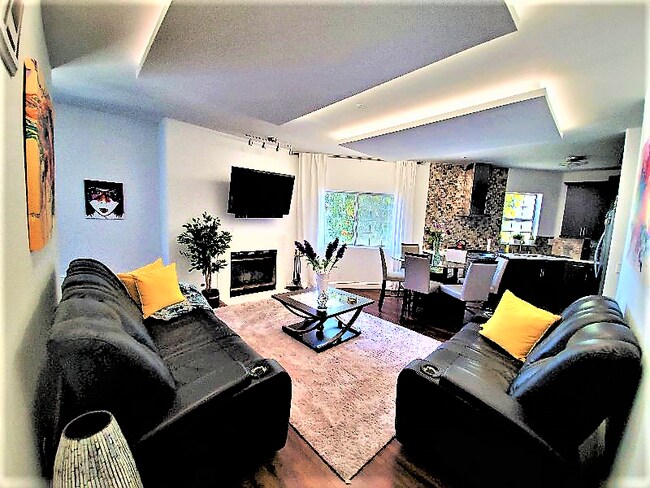 Living room - 919 W Lewis St