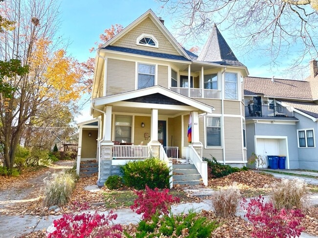 Primary Photo - 2 bedroom in Heritage Hill