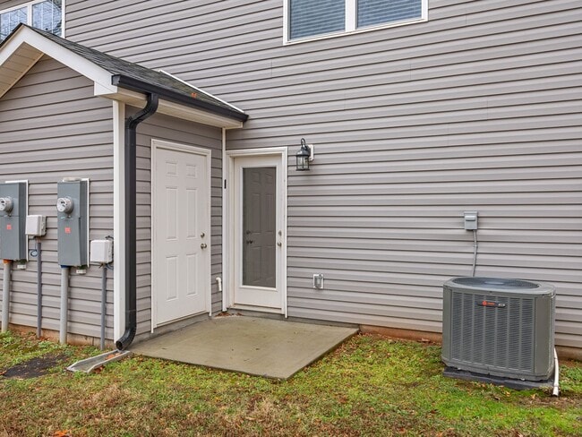 Building Photo - Charming two bedroom two and a half bathroom ready for you to call home!