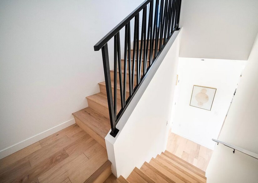 Building Photo - 2681 Roseview Ave