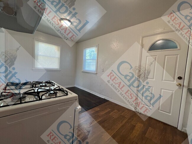 Building Photo - Cute 2 Bedroom with Detached Garage