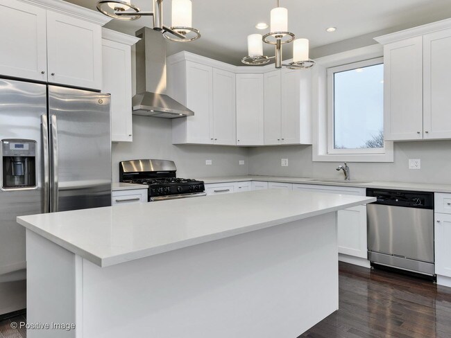 Building Photo - 6109 N Elston Ave