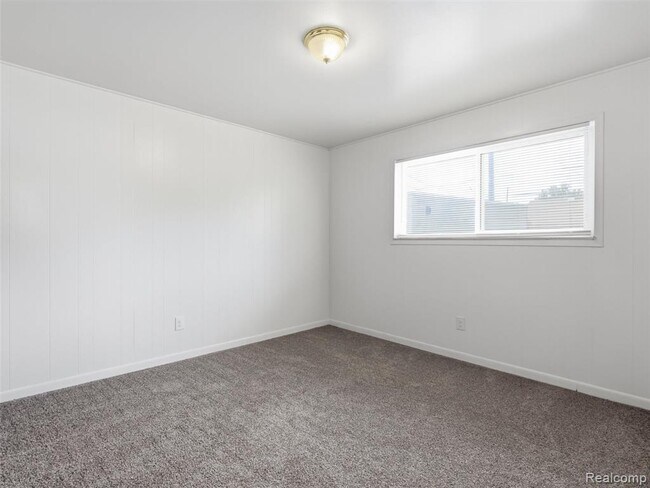 Building Photo - 1221 E Granet Ave