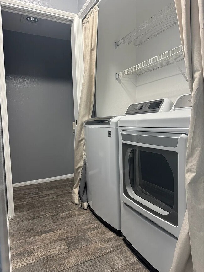 Building Photo - 7033 Marymount Way