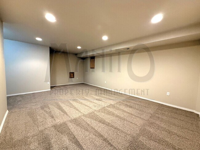 Building Photo - Beautiful Carnahan Crest Townhome