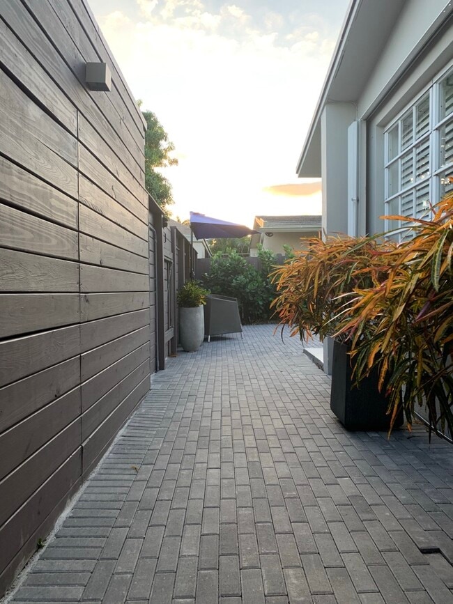 Building Photo - 707 NE 22nd Dr