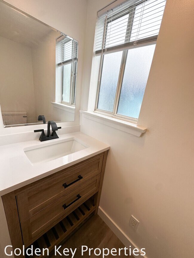 Building Photo - Beautifully remodeled single-level home in...