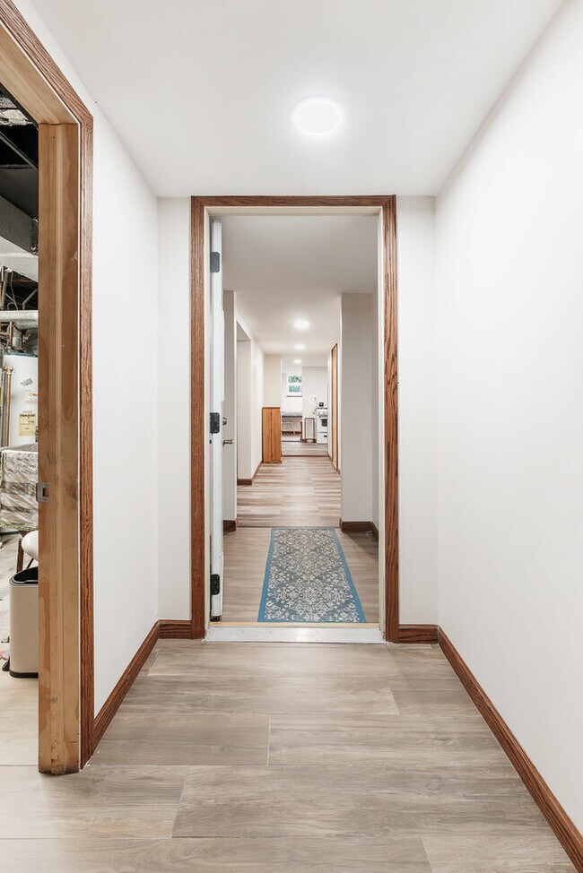 Building Photo - 1301 W Nelson St