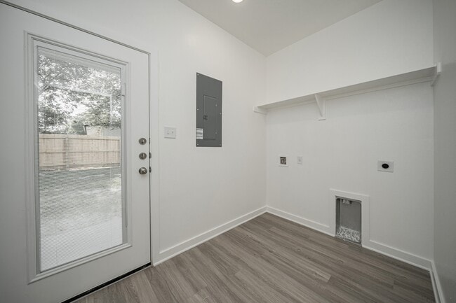 Building Photo - 1608 W 5th St