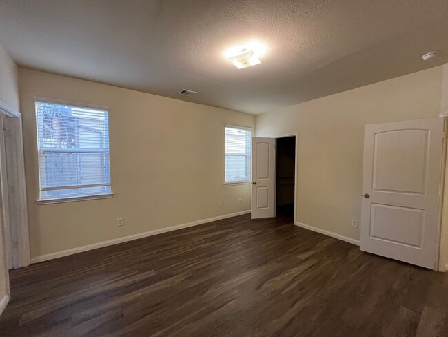 Building Photo - Move-in ready Charming 4-Bed, 2.5-Bath Hom...