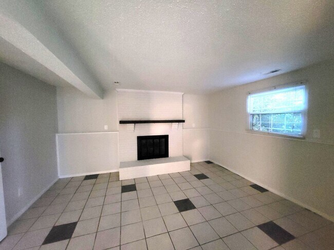 Building Photo - 4 Bedrooms in East Charlotte, Split Level ...