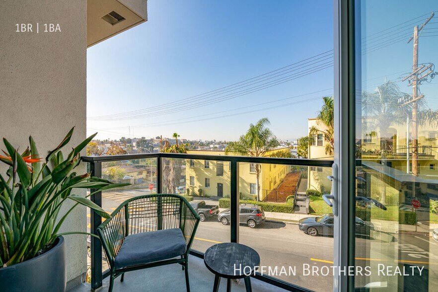 Building Photo - 200 N Toluca St