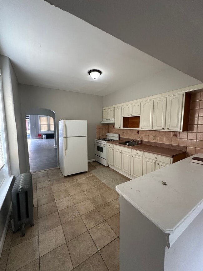 Building Photo - 3 Bed, 1 Bath townhome