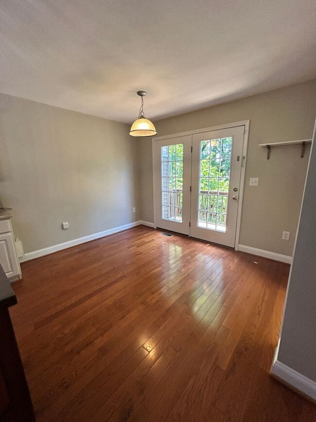 Building Photo - Like New Townhome in Old SW! Close to Cari...